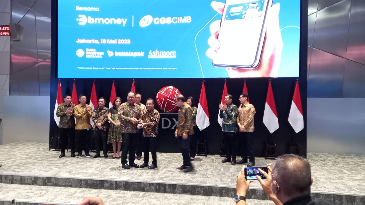 Seremoni peluncuran fitur penjualan saham dan program segmen premium dari aplikasi investasi BMoney di Bursa Efek Indonesia, Jakarta, Selasa, 16 Mei 2023.