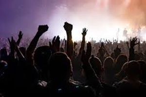 Bagi Anda yang baru pertama kali menonton konser, perlu diketahui bahwa menonton pertunjukan musik tak hanya berkaitan dengan biaya yang dikeluarkan untuk membeli tiket.