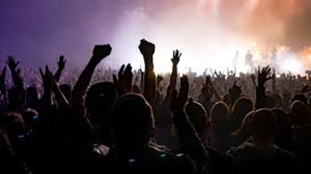 Bagi Anda yang baru pertama kali menonton konser, perlu diketahui bahwa menonton pertunjukan musik tak hanya berkaitan dengan biaya yang dikeluarkan untuk membeli tiket. 