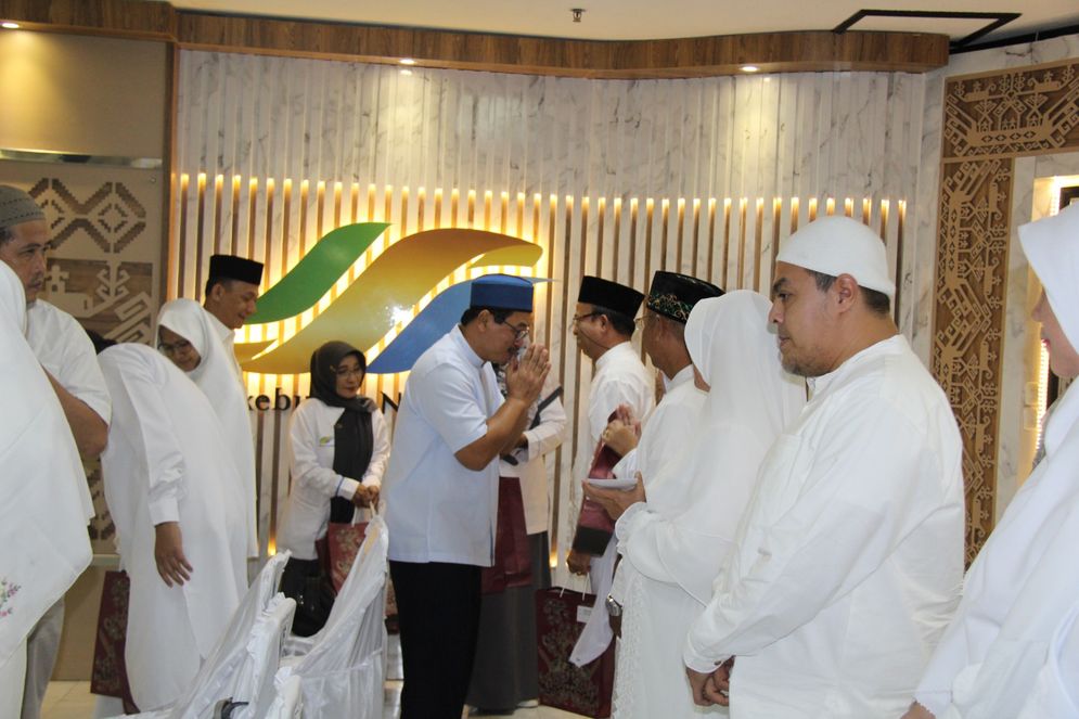 Seremoni sederhana digelar untuk melepas 37 orang calon jemaah haji (CJH) keluarga PTPN VII, di Aula Harmonis Kantor Direksi PTPN VII pada Selasa, 16 Mei 2023.