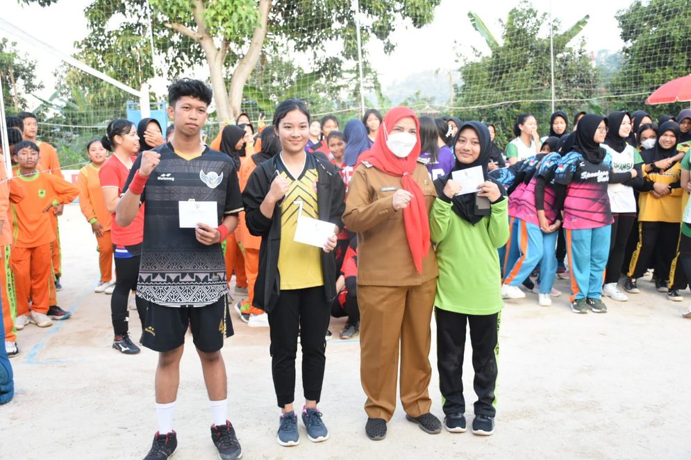 Perlombaan yang diikuti sebanyak 34 tim dibuka langsung oleh Walikota Bandar Lampung Eva Dwiana, di Lapangan Bola Voli Lampung Phinisi Kalpataru, Kemiling, Bandarlampung.