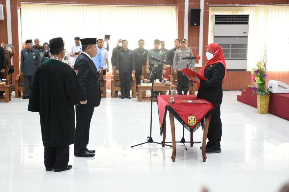 Walikota Bandarlampung Eva Dwiana melantik Iwan Gunawan jadi Sekretaris Daerah (Sekda) Kota Bandarlampung bertempat di Gedung Semergou, Rabu (17/5/2023).