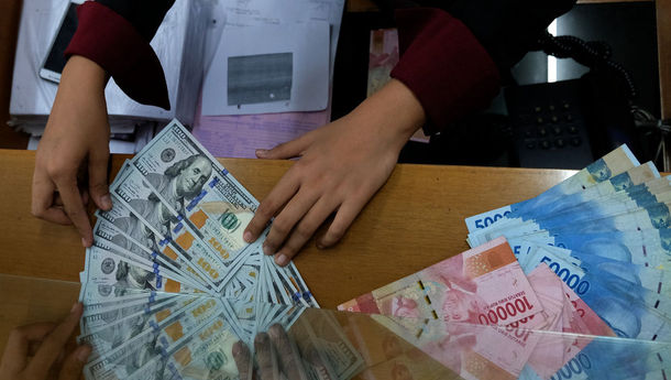 Dolar Diuntungkan dari Risiko Kegagalan AS Bayar Utang, Rupiah Ditutup Melemah