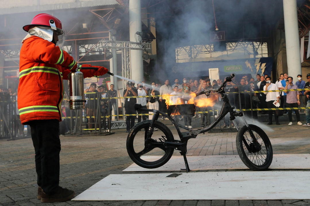 Demonstrasi penanganan APAR khusus untuk kebakaran konsleting yang mengakibatkan ledakan baterei pada kendaraan listrik dalam Periklindo Electric Vehicle Show (PEVS) 2023 yang berlangsung di JIExpo Kemayoran 17-21 Mei 2023. Foto : Panji Asmoro/TrenAsia