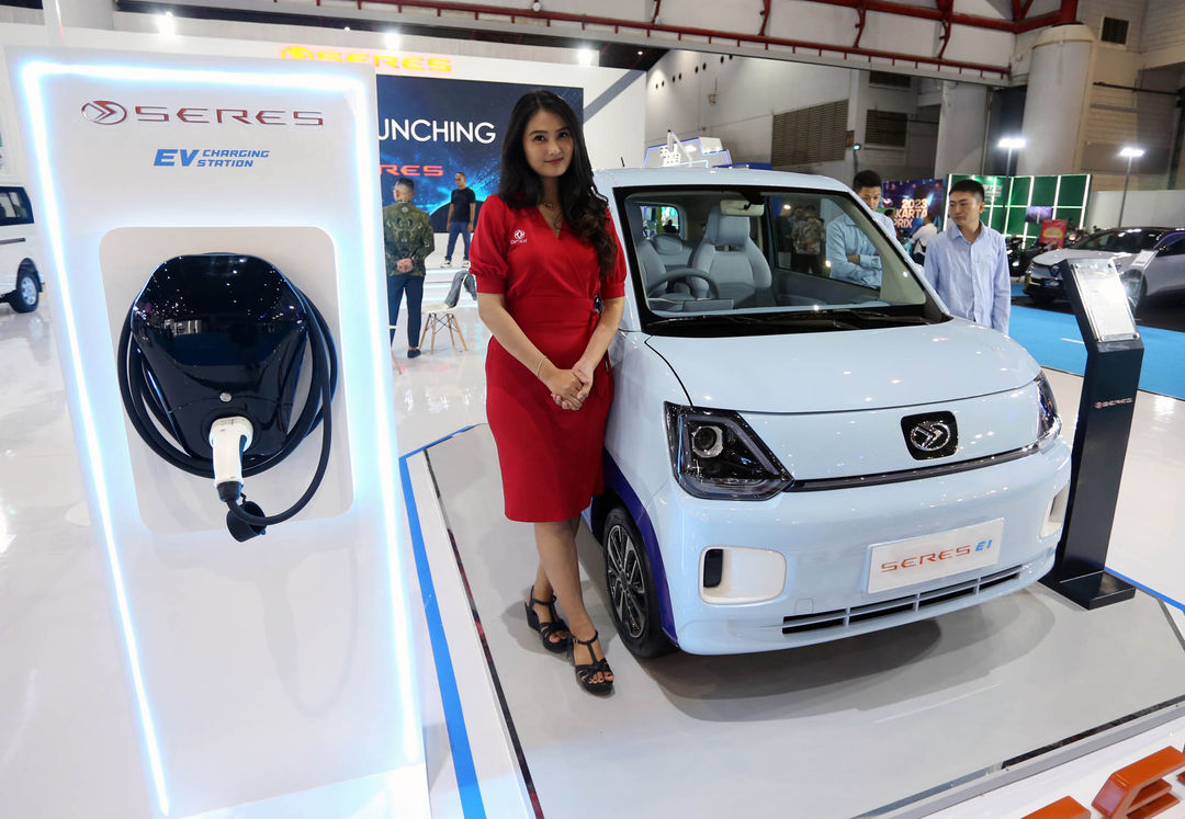 Berbagai macam produk motor dan mobil listrik terbaru adu keunggulan dalam Periklindo Electric Vehicle Show (PEVS) 2023 yang berlangsung di JIExpo Kemayoran 17-21 Mei 2023. Foto : Panji Asmoro/TrenAsia