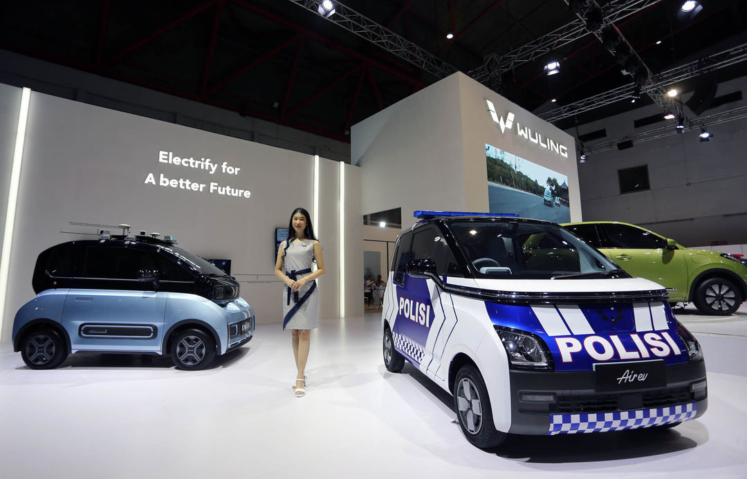 Berbagai macam produk motor dan mobil listrik terbaru adu keunggulan dalam Periklindo Electric Vehicle Show (PEVS) 2023 yang berlangsung di JIExpo Kemayoran 17-21 Mei 2023. Foto : Panji Asmoro/TrenAsia