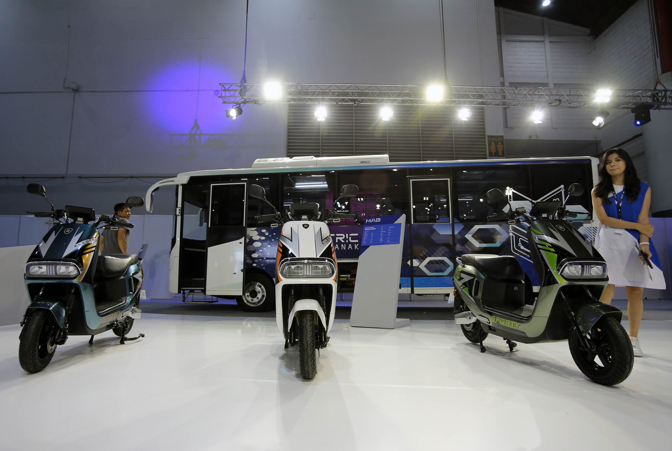 Berbagai macam produk motor dan mobil listrik terbaru adu keunggulan dalam Periklindo Electric Vehicle Show (PEVS) 2023 yang berlangsung di JIExpo Kemayoran 17-21 Mei 2023. Foto : Panji Asmoro/TrenAsia