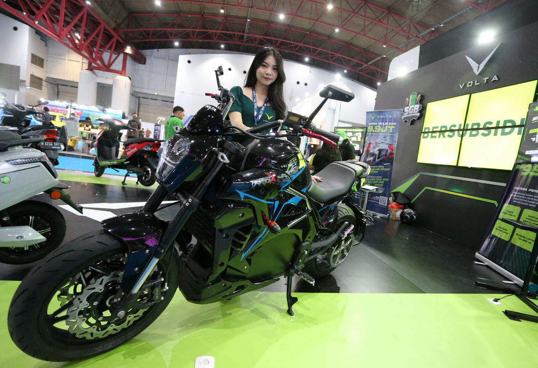 Berbagai macam produk motor dan mobil listrik terbaru adu keunggulan dalam Periklindo Electric Vehicle Show (PEVS) 2023 yang berlangsung di JIExpo Kemayoran 17-21 Mei 2023. Foto : Panji Asmoro/TrenAsia