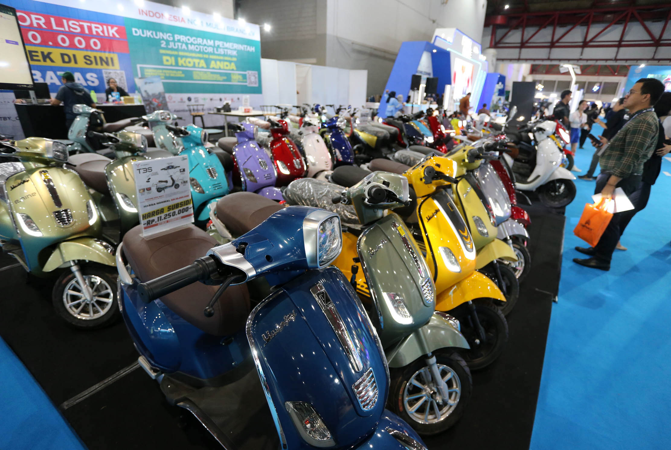 Berbagai macam produk motor dan mobil listrik terbaru adu keunggulan dalam Periklindo Electric Vehicle Show (PEVS) 2023 yang berlangsung di JIExpo Kemayoran 17-21 Mei 2023. Foto : Panji Asmoro/TrenAsia