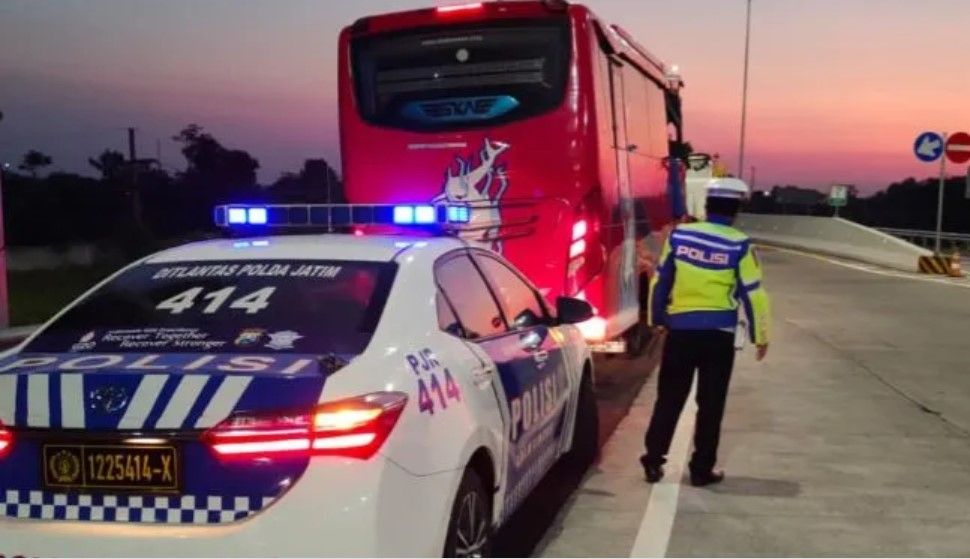 Bus DPRD Surabaya alami kecelakaan di Pasuruan, Jawa Timur, pada Kamis kemarin