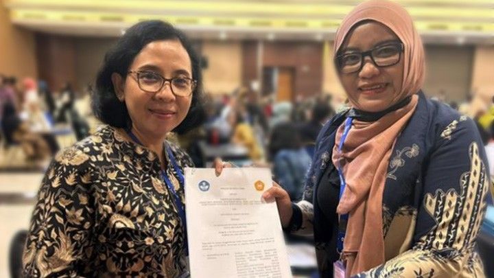Wakil Rektor IV USD, Caecilia Tutyandari, Ph.D (kiri) usai menandatangani Perjanjian Kerjasama Program Praktisi Mengajar di Kemendikbudristek, Senin (15/5/2023)