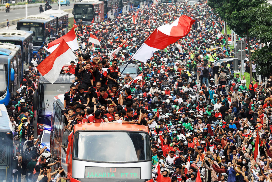 Pemain Timnas Indonesia U-22 bersama ofisial dan pengurus PSSI  saat mengikuti arak-arakan di kawasan Sudirman Jakarta. Arak-arakan tersebut digelar untuk menyambut para atlet yang telah berjuang di SEA Games 2023 Kamboja, sekaligus merayakan perolehan medali emas Timnas Indonesia U22.Jumat 19 Mei 2023. Foto : Panji Asmoro/TrenAsia