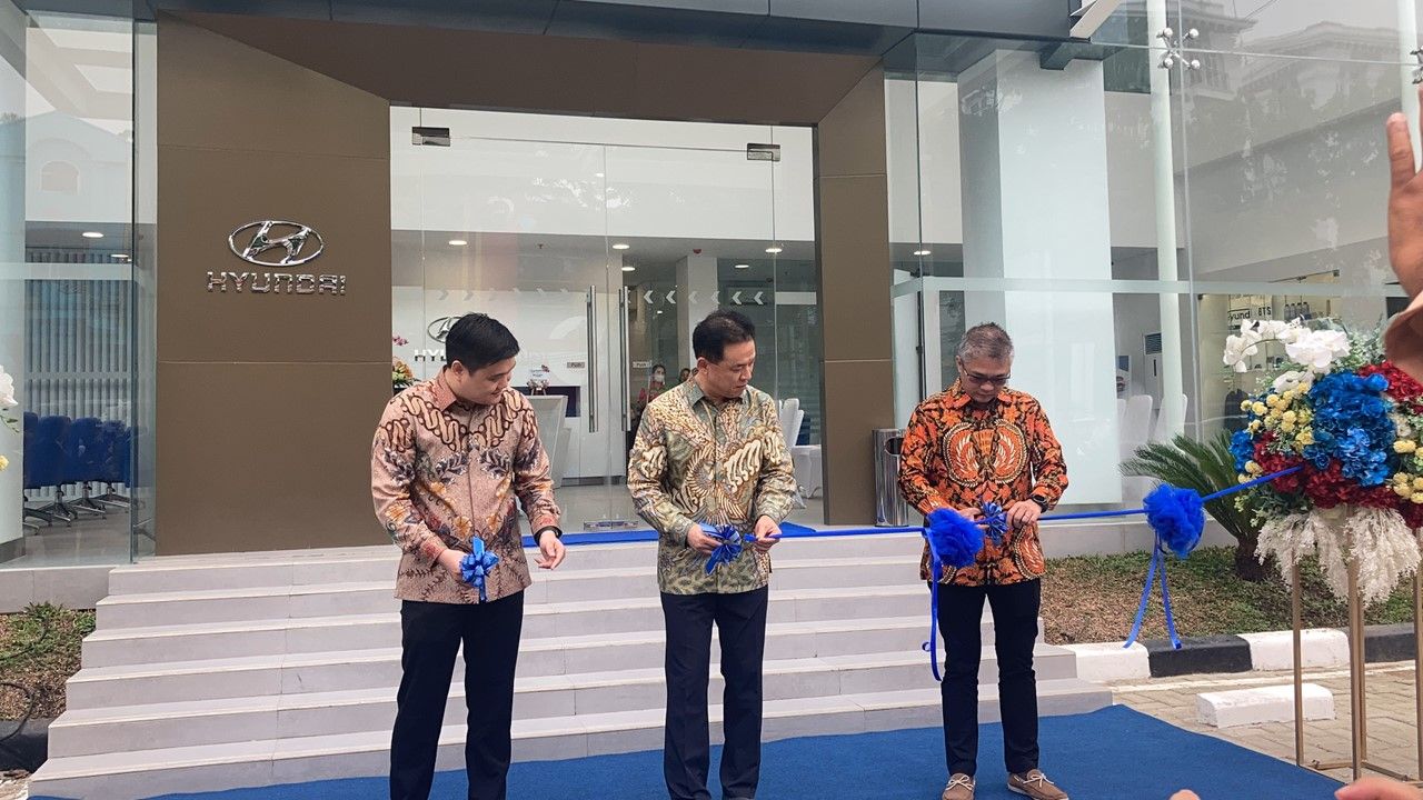 (Ki - ka) Darius Aprizar Syahputra - Komisaris PT Shinari Putra Kencana, WooJune Cha - President Director PT Hyundai Motors Indonesia, Makmur - Chief Operation
