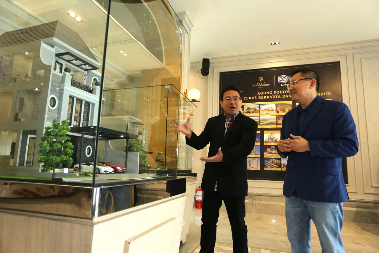 (ki-ka) Chief Marketing Officer Bukit Podomoro Jakarta Zaldy Wihardja dan President Director ERA Indonesia Darmadi Darmawangsa dalam acara Launching Seremony Hunian Tipe Terbaru Bukit Podomoro Jakarta di Marketing Boutique Bukit Podomoro Jakarta, Sabtu 20 Mei 2023. Foto : Panji Asmoro/TrenAsia