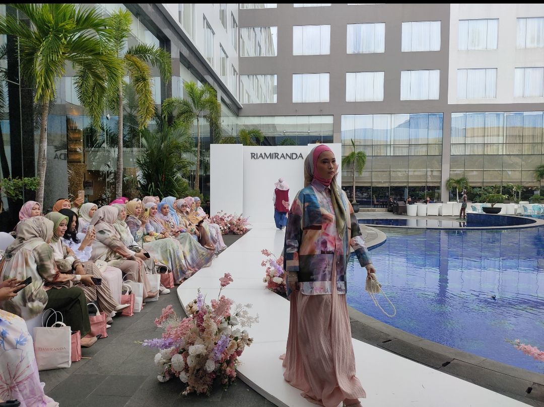 Model berjalan di atas catwalk menampilkan koleksi Spring Summer 2023 RIAMIRANDA (Foto : Ahmad Husaini)