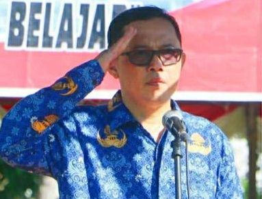 Rektor Unsrat Manado, Berty Sompie saat menjadi inspektur upacara Hardiknas. (Foto:Istimewa)