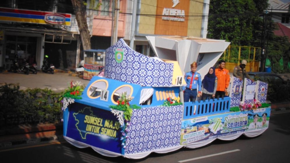 Karnaval Mobil Hias Disambut Meriah Masyarakat Palembang