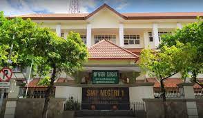 SMPN 1 Kota Surabaya. Salah satu sekolah favorit yang menjadi tujuan pada siswa.