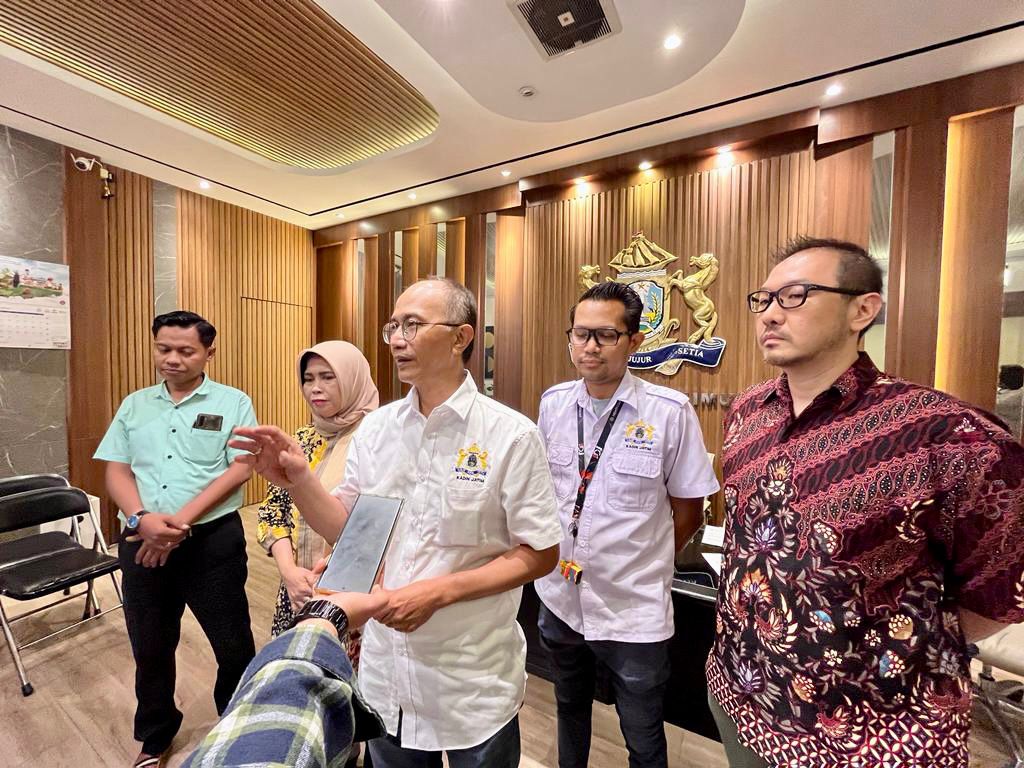 (Kiri ke kanan) Onny Wiriandono, (MTI) Mustika Tembakau Indonesia, Sulami Bahar, Wakil Ketua Umum Kadin Jatim bidang Pengusaha Wajib Cukai, Adik Dwi Putranto Ketua Umum Kadin Jawa Timur, Agung (APVI) Asosiasi Pengusaha vlVape Indonesia dan Stainly (APVI) Asosiasi Pengusaha vlVape Indonesia saat memberikan keterangan Pers di Graha Kadin Jawa Timur, Senin, (22/5/2023).