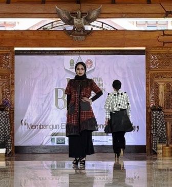 Gabungkan Kulit dan Motif Tartan, 10 Busana Karya Mahasiswa Politeknik ATK Yogyakarta Dipamerkan
