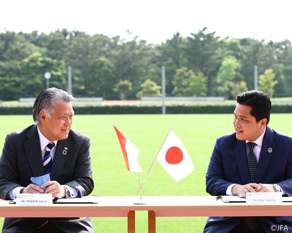 Ketua PSSI, Erick Thohir (kanan), bertemu dengan Presiden Japan Football Association (JFA), Tashima Kohzo, di Chiba, Senin 22 Mei 2023.