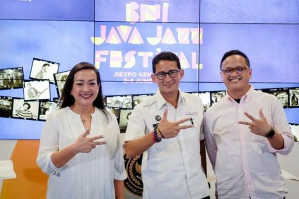 Menparekraf/Kabaparekraf,Sandiaga Salahuddin Uno (tengah) bersama Panitia Jakarta International BNI Java Jazz Festival 2023.
