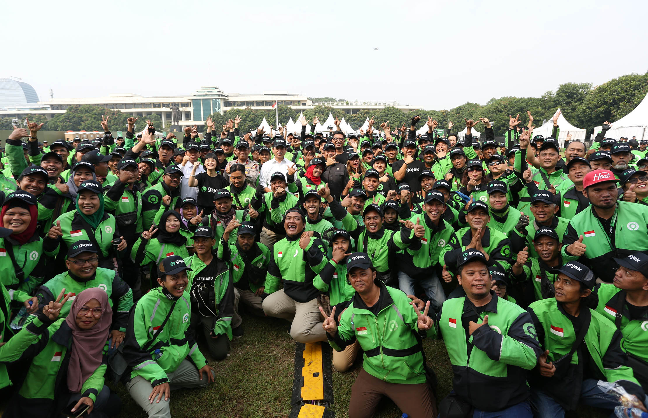 Gojek, layanan on-demand dari Grup GoTo dan Korps Lalu Lintas Kepolisian Negara Republik Indonesia (Korlantas Polri), kembali menggelar Apel Keselamatan Berkendara bersama ratusan mitra driver Gojek yang hadir di Jakarta Selatan. Atas dasar kesamaan visi bersama, Gojek telah menjadi pelopor kerja sama dengan Korlantas sejak 2019, untuk memastikan keamanan serta keselamatan penumpang dan mitra driver. Selasa 23 Mei 2023. Foto : Panji Asmoro/TrenAsia