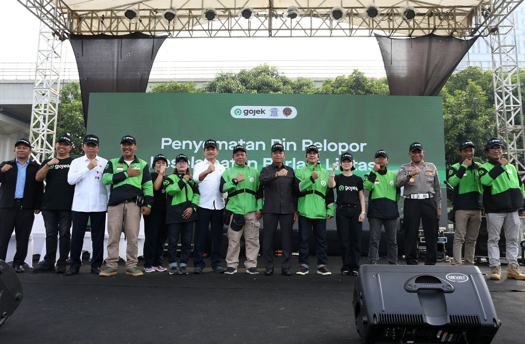 Gojek, layanan on-demand dari Grup GoTo dan Korps Lalu Lintas Kepolisian Negara Republik Indonesia (Korlantas Polri), kembali menggelar Apel Keselamatan Berkendara bersama ratusan mitra driver Gojek yang hadir di Jakarta Selatan. Atas dasar kesamaan visi bersama, Gojek telah menjadi pelopor kerja sama dengan Korlantas sejak 2019, untuk memastikan keamanan serta keselamatan penumpang dan mitra driver. Selasa 23 Mei 2023. Foto : Panji Asmoro/TrenAsia