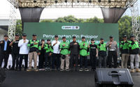 Gojek, layanan on-demand dari Grup GoTo dan Korps Lalu Lintas Kepolisian Negara Republik Indonesia (Korlantas Polri), kembali menggelar Apel Keselamatan Berkendara bersama ratusan mitra driver Gojek yang hadir di Jakarta Selatan. Atas dasar kesamaan visi bersama, Gojek telah menjadi pelopor kerja sama dengan Korlantas sejak 2019, untuk memastikan keamanan serta keselamatan penumpang dan mitra driver. Selasa 23 Mei 2023. Foto : Panji Asmoro/TrenAsia