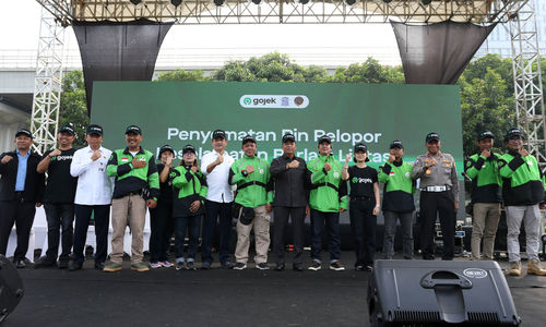 Gojek, layanan on-demand dari Grup GoTo dan Korps Lalu Lintas Kepolisian Negara Republik Indonesia (Korlantas Polri), kembali menggelar Apel Keselamatan Berkendara bersama ratusan mitra driver Gojek yang hadir di Jakarta Selatan. Atas dasar kesamaan visi bersama, Gojek telah menjadi pelopor kerja sama dengan Korlantas sejak 2019, untuk memastikan keamanan serta keselamatan penumpang dan mitra driver. Selasa 23 Mei 2023. Foto : Panji Asmoro/TrenAsia