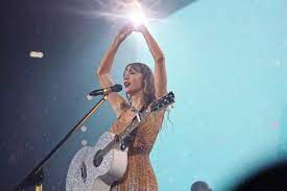 Seorang fans dari penanyi kawakan kelas dunia Taylor Swift, memutuskan untuk membotolkan dan menjual suvenir tak terduga berupa air hujan dari salah satu konser The Eras Tour di Stadion Gillete di Foxborough, Massachusetts.