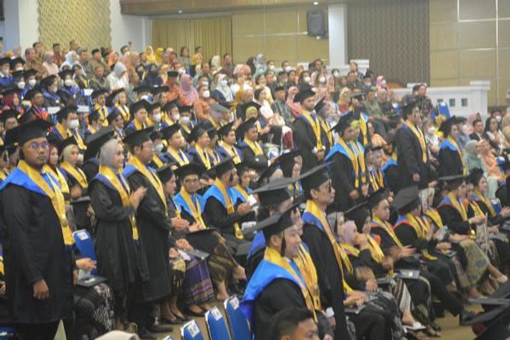 undip wisuda.jpg