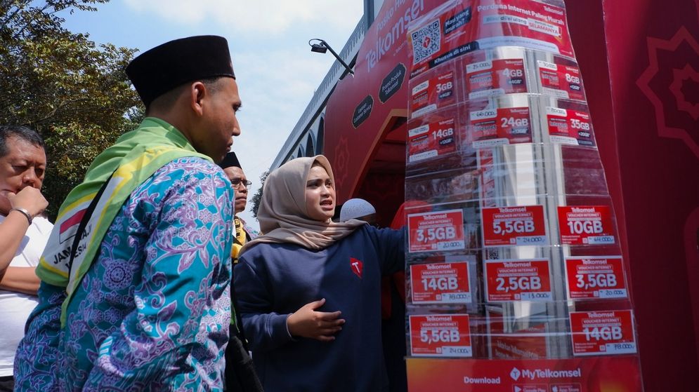 Telkomsel hadirkan Paket RoaMAX Haji khusus bagi para jemaah haji mulai dari Rp 450 ribu yang dilengkapi dengan kuota internet hingga 23 GB, kuota telepon hingga 120 menit, kuota SMS hingga 120 pesan, dan ragam pilihan masa aktif untuk 20 sampai 45 hari. Informasi lebih lanjut mengenai paket ini dapat diakses melalui tsel.me/haji. Selain itu di Provinsi Sumatera Selatan, Lampung, Jambi, Bengkulu dan Bangka Belitung sendiri, Telkomsel juga membuka Posko Layanan Haji yang ada di Asrama Haji di kota tersebut. Posko Layanan Haji tersebut akan melayani berbagai kebutuhan informasi, permintaan aktivasi, dan permintaan lain terkait produk dan layanan Telkomsel, sebelum keberangkatan ke Tanah Suci.