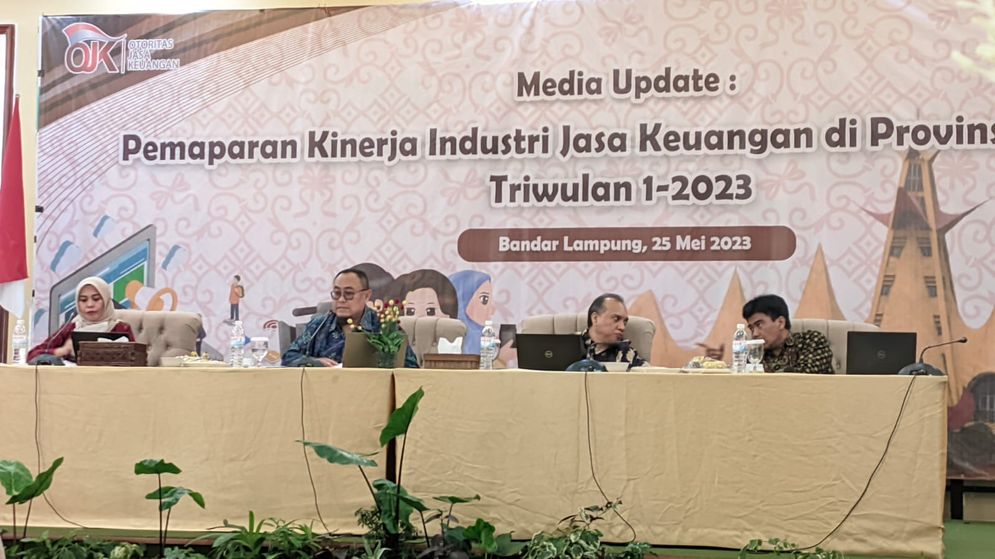 Kepala OJK Lampung Bambang Hermanto dalam Media Update Pemaparan Kinerja Industri Jasa Keuangan di Provinsi Lampung Triwulan I 2023 pada Kamis, 25 Mei 2023.