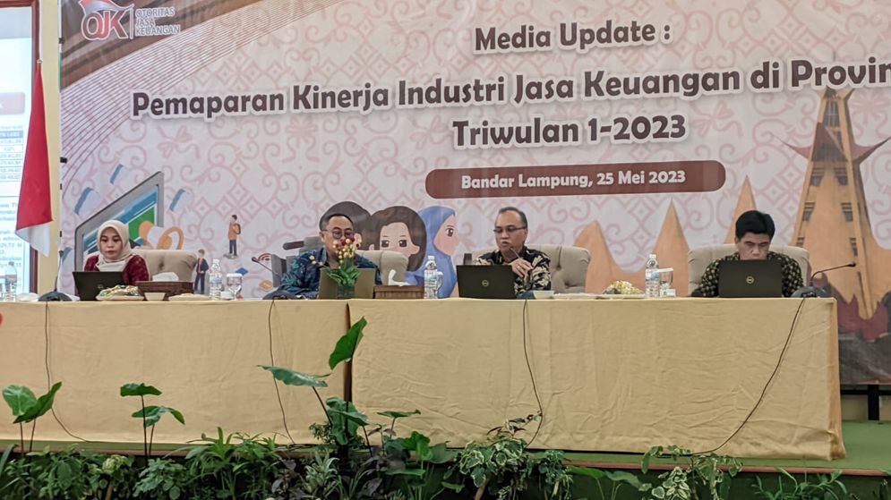Deputi Direktur Pengawasan Lembaga Jasa Keuangan (LJK) OJK Lampung Aprianus John Risnad saat memaparkan kinerja perbankan periode Triwulan I 2023
