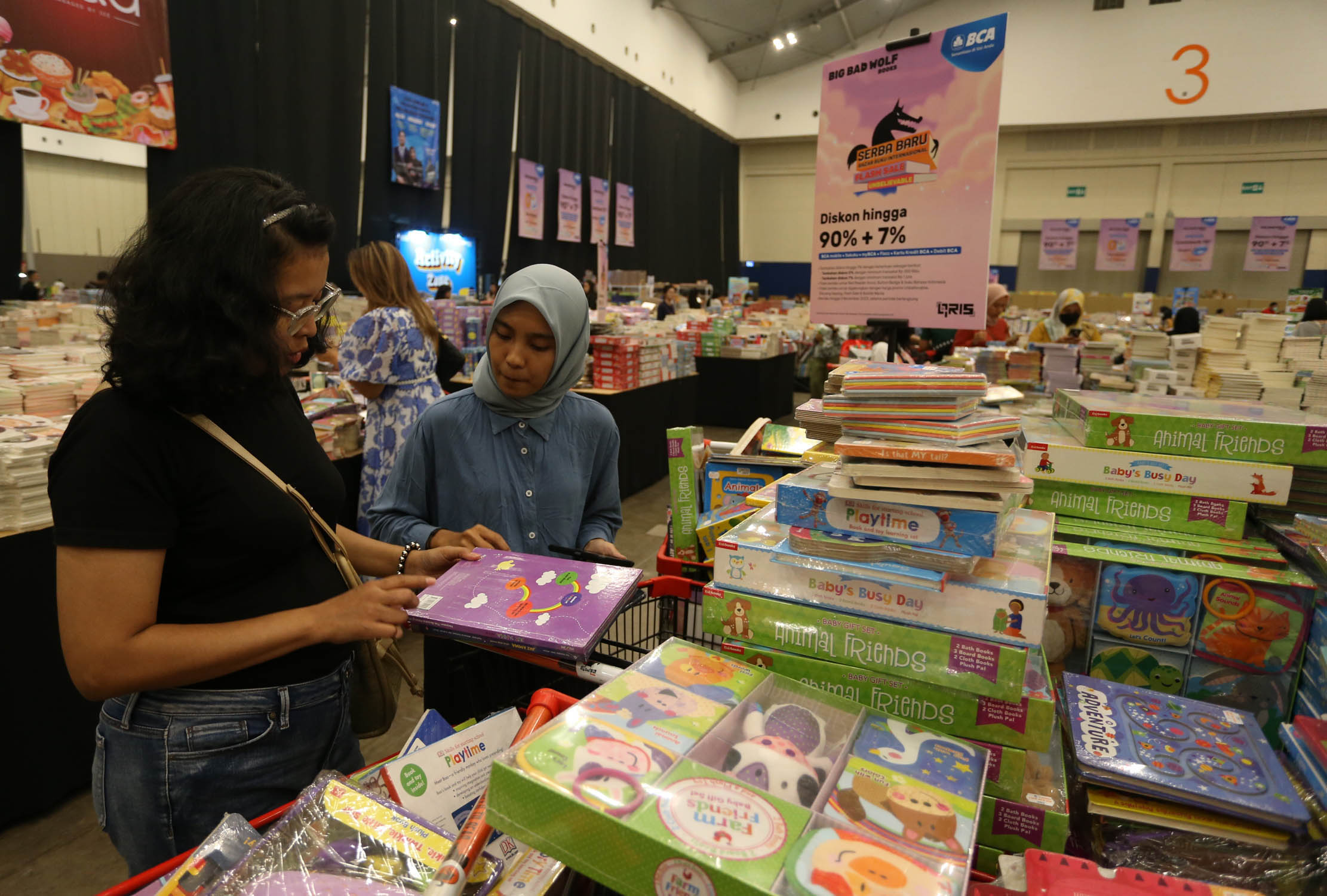 Nampak pengunjung tengah melihat koleksi buku dalam gelaran Bazar Buku Internasional "Big Bad Wolf" yang berlangsung pada 25 Mei - 5 Juni 2023 di ICE BSD Tangerang. Foto : Panji Asmoro/TrenAsia