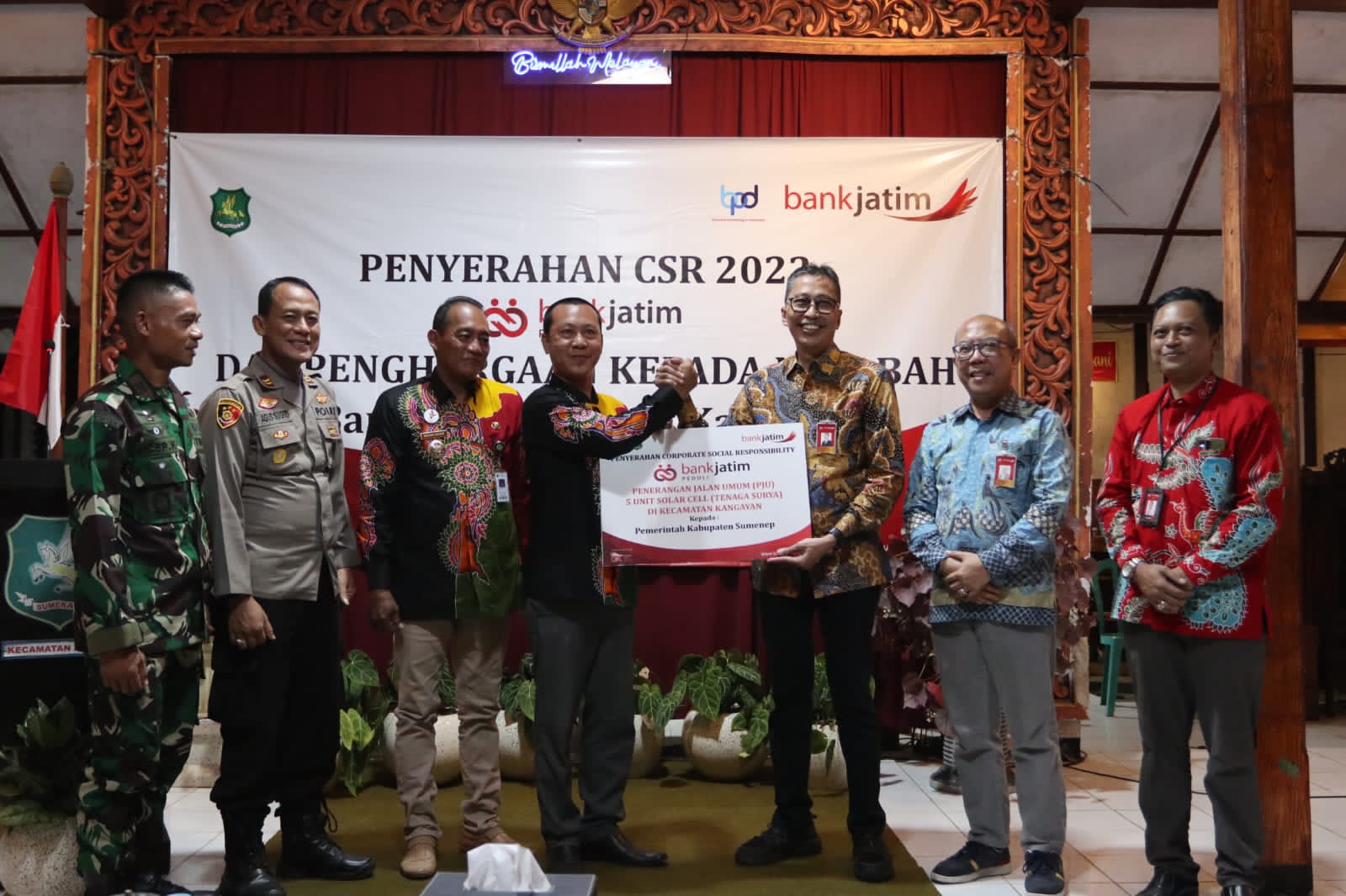 Penyerahan CSR PJU colar cell dari Bank Jatim ke Kecamatan Kangayan Sumenep. 