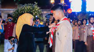 Gubernur Jawa Timur Khofifah Indar Parawansa mengukuhkan pebalap Moto3 Mario Suryo Aji sebagai duta pramuka Jatim.