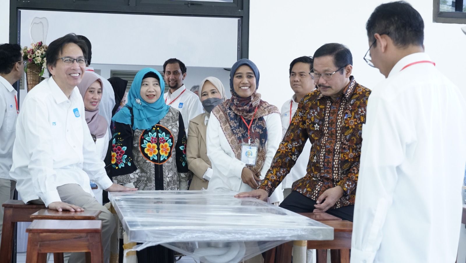 Rektor ITS Rektor ITS Prof Dr Ir Mochamad Ashari (kiri duduk) dan Ketua AIPKI Prof Dr dr Budi Santoso SpOG (kanan duduk) ikut meninjau langsung Laboratorium Anatomi FKK ITS.