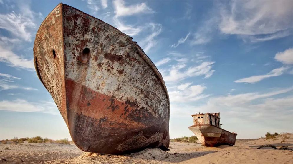 Ilustrasi sebuah kapal terbengkalai di Laut Aral yang mengering.