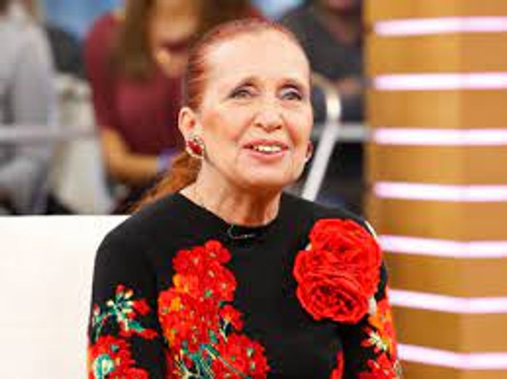 Danielle Steel adalah salah satu penulis terkenal tingkat dunia. Ia telah menulis 179 buku yang telah diterjemahkan ke dalam 43 bahasa. 22 diantaranya telah diadaptasi untuk televisi, dan dua diantaranya telah menerima nominasi Golden Globe.