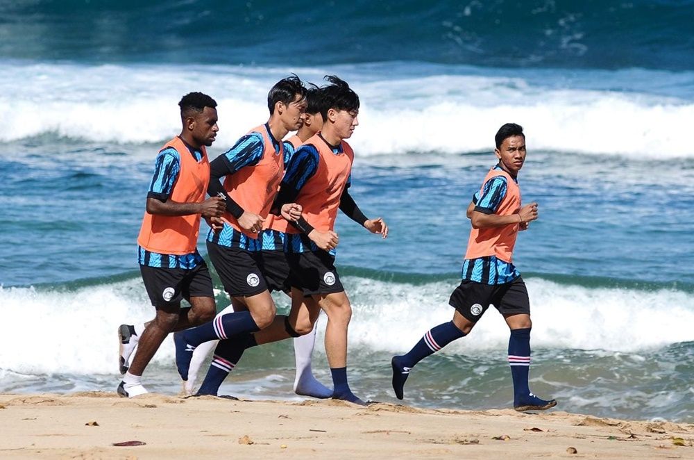 Pemain Arema FC saat menggelar latihan di pantai.