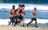 Genjot-Fisik-Pemain--Arema-FC-Gelar-Latihan-di-Pantai-1685249375.jpg