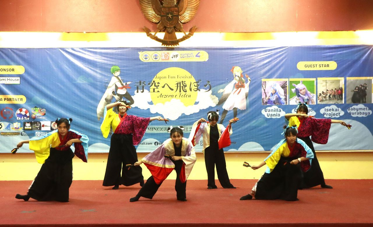 Penampilan Tarian Yosakoi oleh mahasiswa Sasjep Unitomo. 
