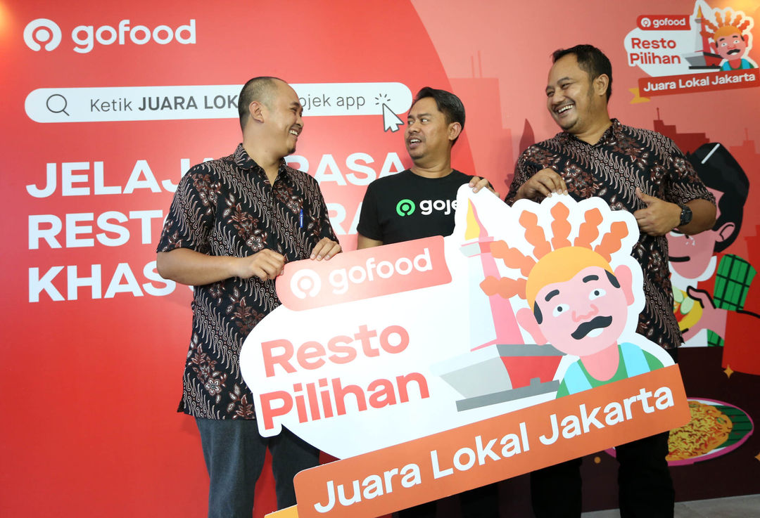 Dari ki-ka: Pemilik Usaha Ayam Goreng Berkah Rachmat & Mitra Usaha GoFood Febry Setiawan -  Head of Regions & External Affairs Gojek Gede Manggala -  Manajer Ayam Goreng Berkah Rachmat Arieono Sudadi dalam acara Koleksi Juara Lokal GoFood di Jakarta. Gojek melalui GoFood hadirkan inisiatif Koleksi Juara Lokal GoFood, kategori khusus di dalam aplikasi yang berisi kurasi menu-menu khas daerah guna mendorong visibilitas UMKM kuliner lokal ke jutaan pelanggan loyal GoFood. Foto : Panji Asmoro/TrenAsia