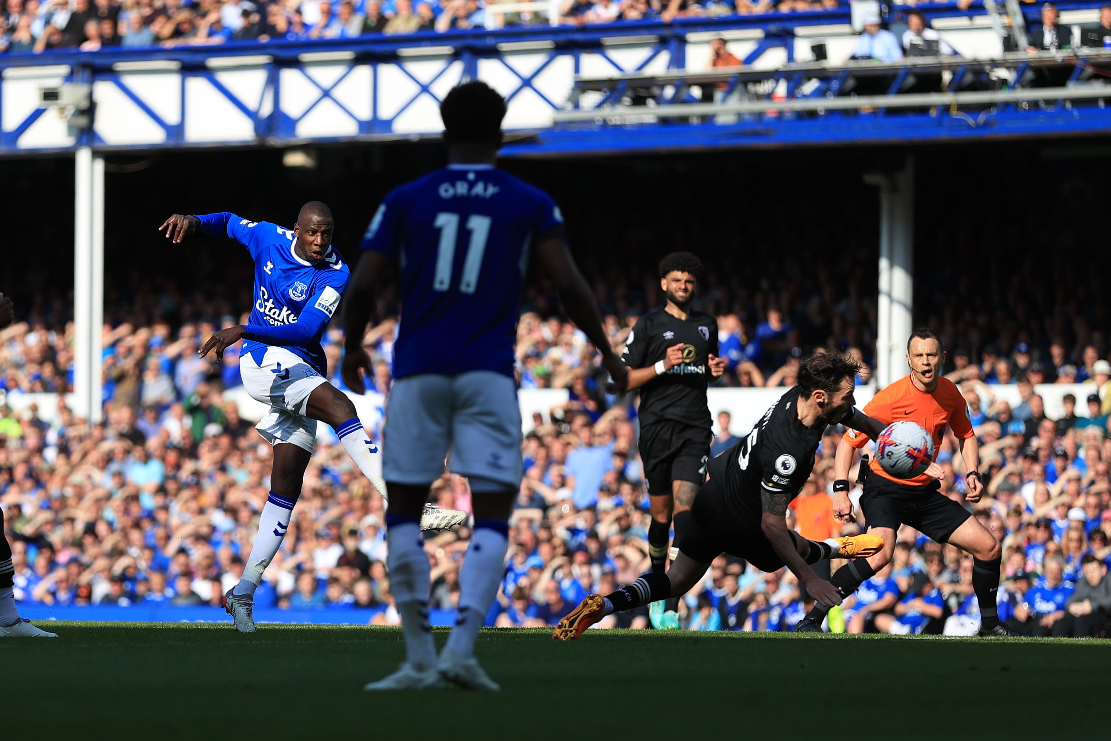 Gol tunggal Abdoulaye Doucoure menyelamatkan Everton dari zona degradasi musim ini (foto : Twitter Everton)