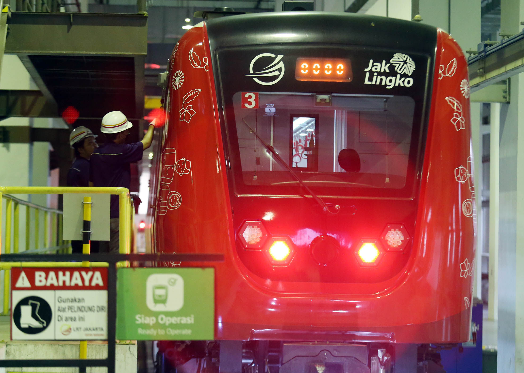 Nampak sejumlah mekanik sedang melakukan proses perawatan ringan rangkaian kereta di Depo LRT Jakarta, Pegangsaan Dua, Minggu 28 Mei 2023. Foto : Panji Asmoro/TrenAsia