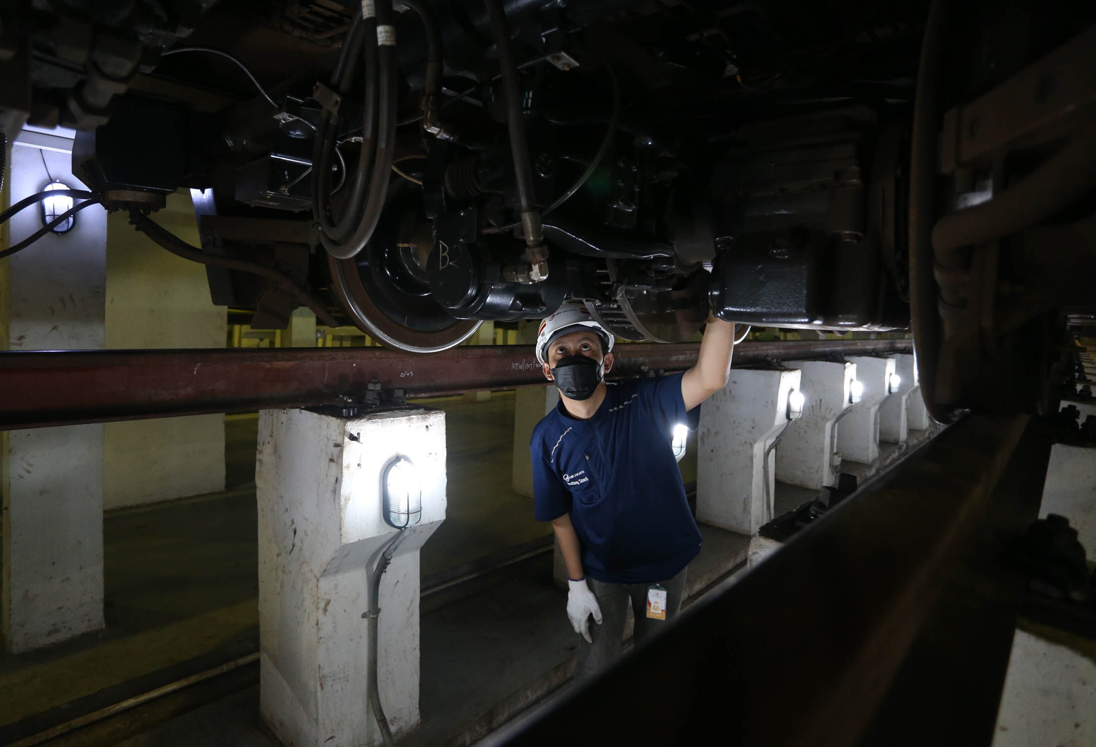 Nampak sejumlah mekanik sedang melakukan proses perawatan ringan rangkaian kereta di Depo LRT Jakarta, Pegangsaan Dua, Minggu 28 Mei 2023. Foto : Panji Asmoro/TrenAsia