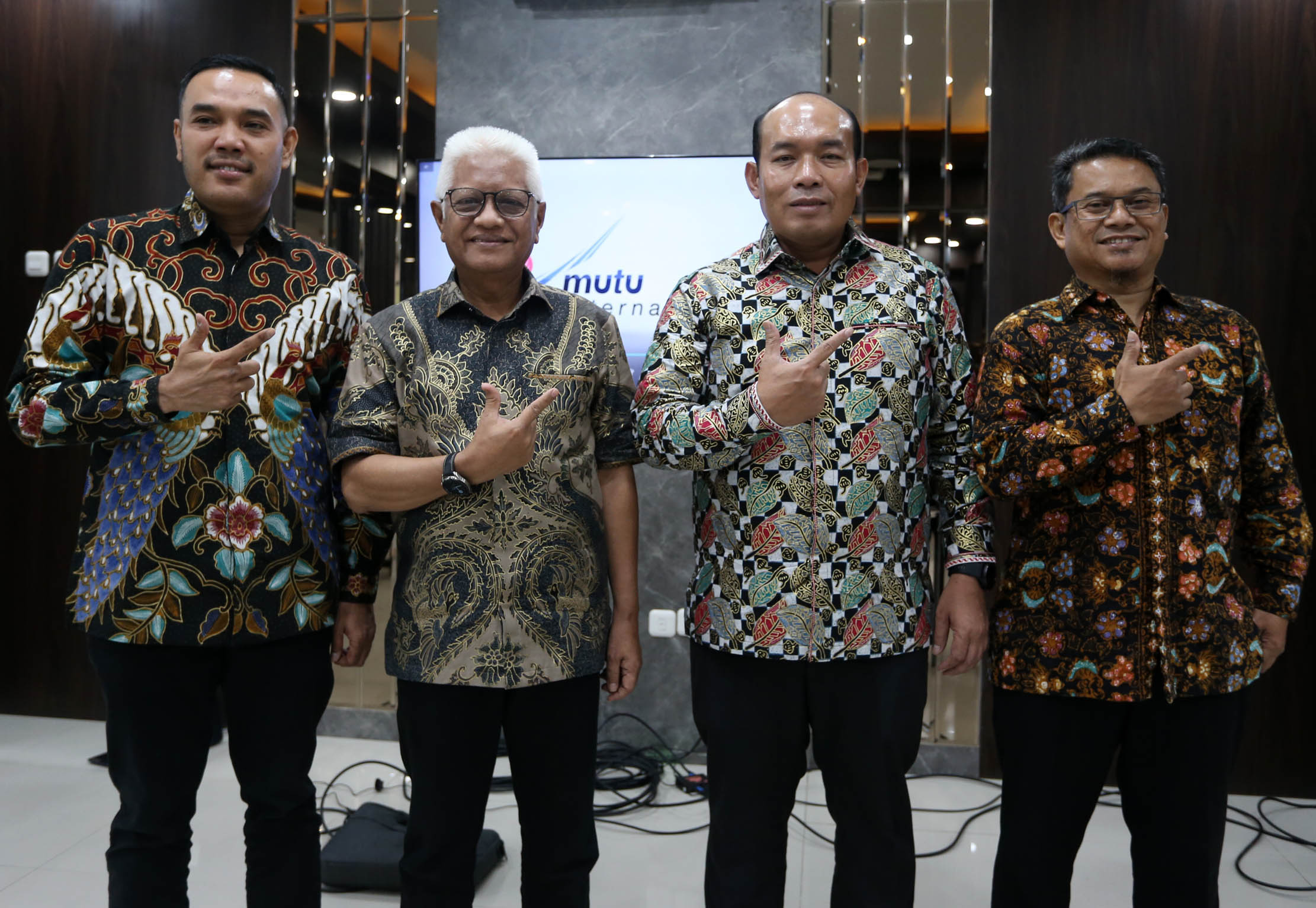 Presiden Direktur MUTU International Arifin Lambaga (kedua kiri), bersama Direktur Operasional Irham Budiman (kiri), Direktur SDM dan Keuangan Sumarna (kedua kanan), dan Corporate Secretary Triyan Aidilfitri (kanan) berfoto bersama usai Media Gathering dan Site Visit di kantor MUTU International Cimanggis Depok, Senin 29 Mei 2023. Foto : Panji Asmoro/TrenAsia