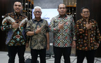 Presiden Direktur MUTU International Arifin Lambaga (kedua kiri), bersama Direktur Operasional Irham Budiman (kiri), Direktur SDM dan Keuangan Sumarna (kedua kanan), dan Corporate Secretary Triyan Aidilfitri (kanan) berfoto bersama usai Media Gathering dan Site Visit di kantor MUTU International Cimanggis Depok, Senin 29 Mei 2023. Foto : Panji Asmoro/TrenAsia